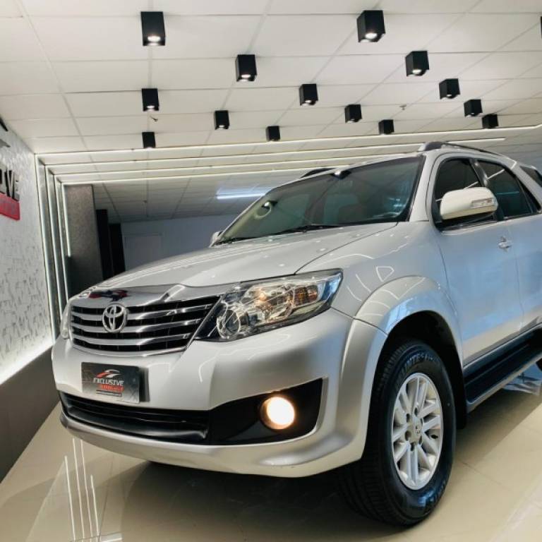 TOYOTA - HILUX SW4 - 2014/2014 - Prata - R$ 109.900,00