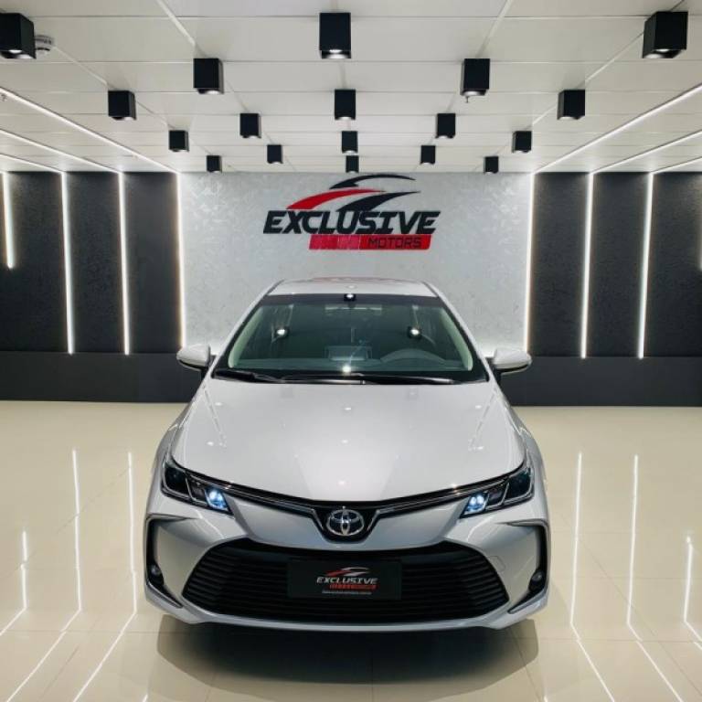 TOYOTA - COROLLA - 2019/2020 - Prata - R$ 124.800,00