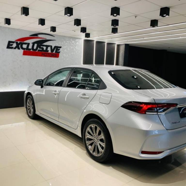 TOYOTA - COROLLA - 2019/2020 - Prata - R$ 124.800,00