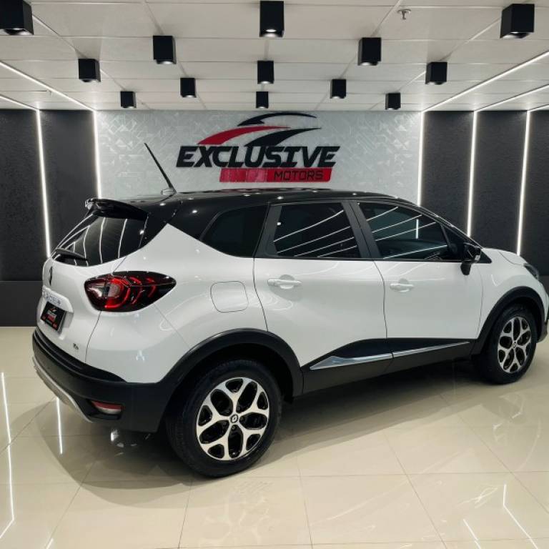 RENAULT - CAPTUR - 2021/2022 - Branca - R$ 99.800,00