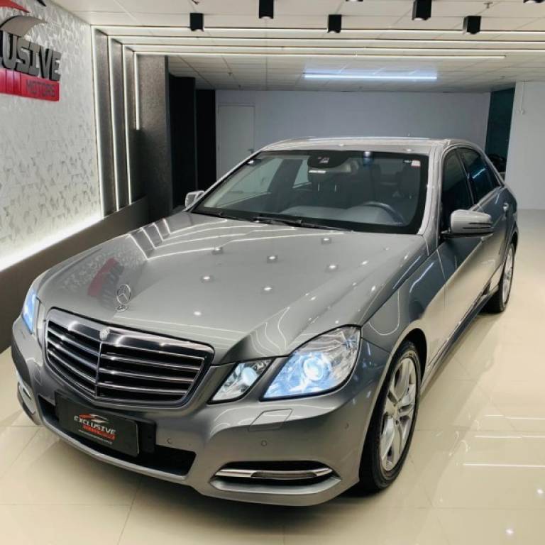 MERCEDES-BENZ - E 500 - 2011/2011 - Cinza - R$ 158.900,00