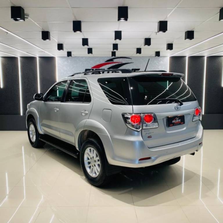 TOYOTA - HILUX SW4 - 2014/2014 - Prata - R$ 109.900,00