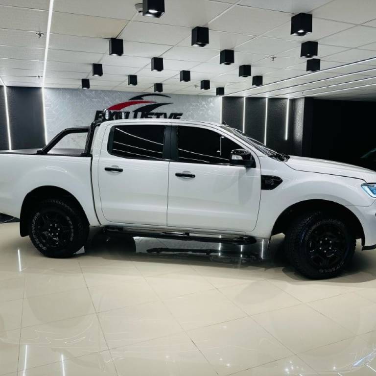 FORD - RANGER - 2017/2017 - Branca - R$ 129.900,00