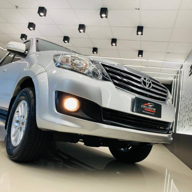 TOYOTA - HILUX SW4 - 2014/2014 - Prata - R$ 109.900,00