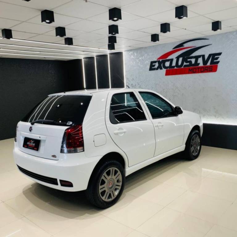 FIAT - PALIO - 2014/2015 - Branca - R$ 34.800,00